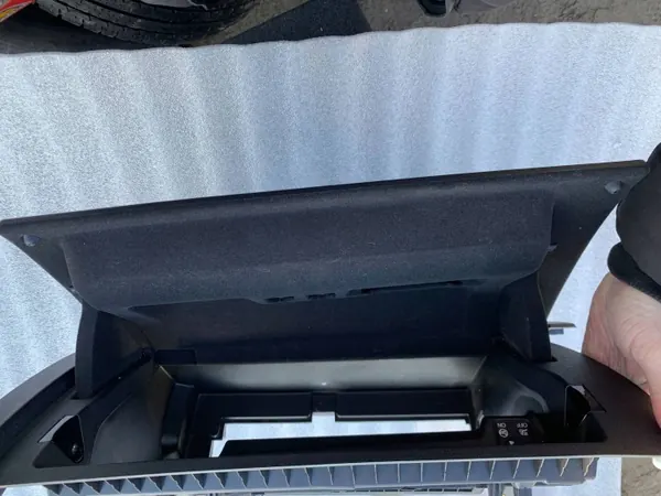 Audi A3 8Y dashboardvak OEM 8Y1857035A image 4