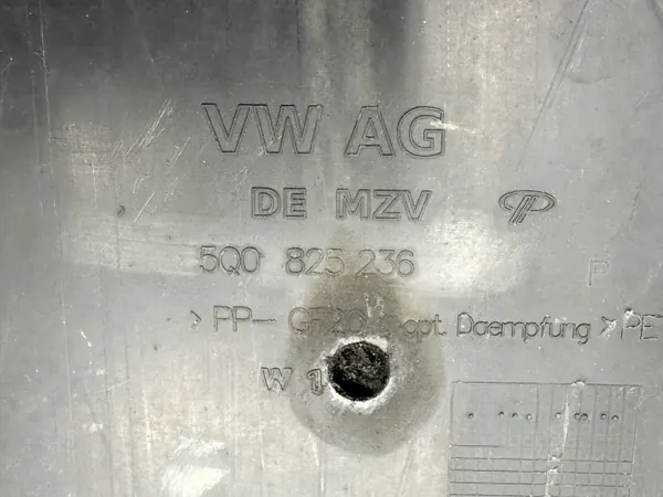 OEM 5Q0825236 Moottorin Alasuojus Audi A3 8V:lle image 5