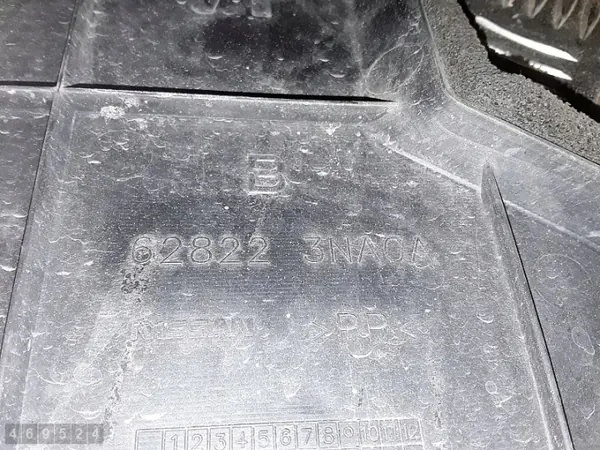 Moldura Radiador Nissan OEM 628223NA0A - Usado image 3