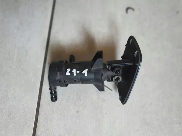 Audi A4 B7 Voorruitspuitmond, OEM 8E0955102E image 2