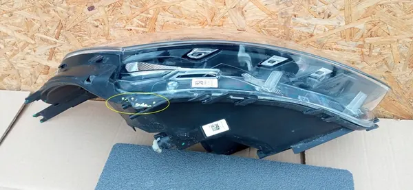 RENAULT CLIO IV 4 LIFT 16- Oikea Etuheijastin 260100653R image 7