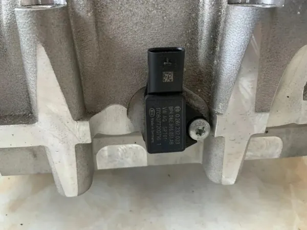 Support compresseur suspension OEM 06E145601BF image 4