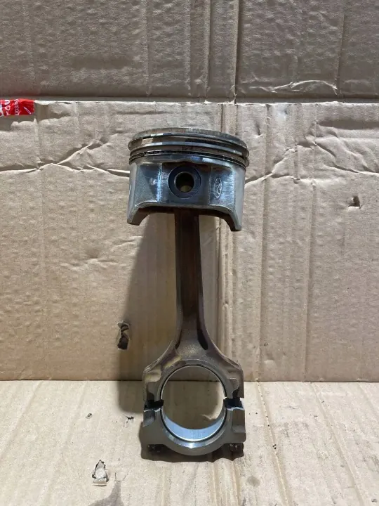 Piston Ford Fiesta OEM AWJ1620 - État Utilisé image 2