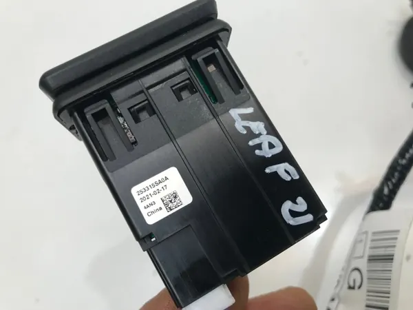 Enchufe USB Nissan OEM 253315SA0A - Usado image 5