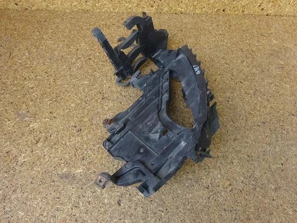 Suporte de farol direito AUDI A4 B8 8K 8K0805608A image 2