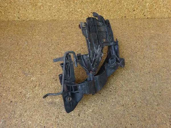 Suporte de farol direito AUDI A4 B8 8K 8K0805608A image 3