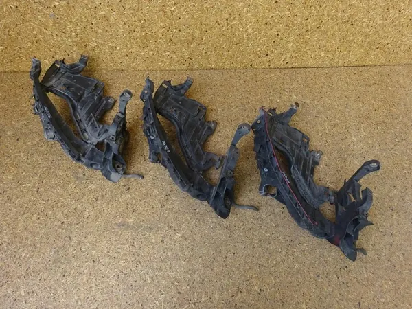 Suporte de farol direito AUDI A4 B8 8K 8K0805608A image 5