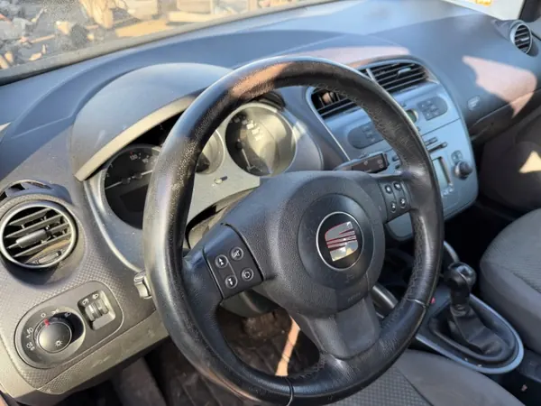 Volante de couro multifunção SEAT OE - Usado image 2