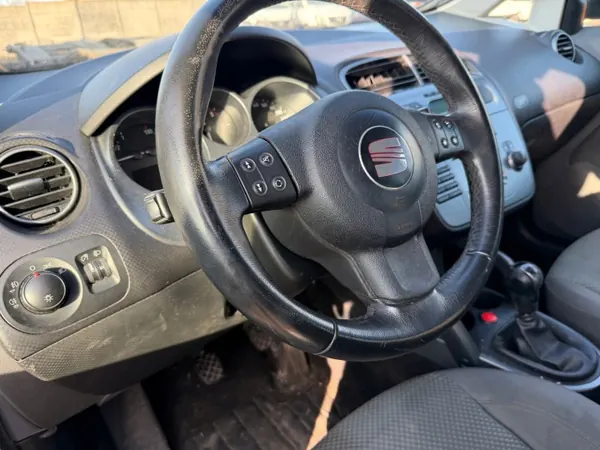 Volante de couro multifunção SEAT OE - Usado image 3