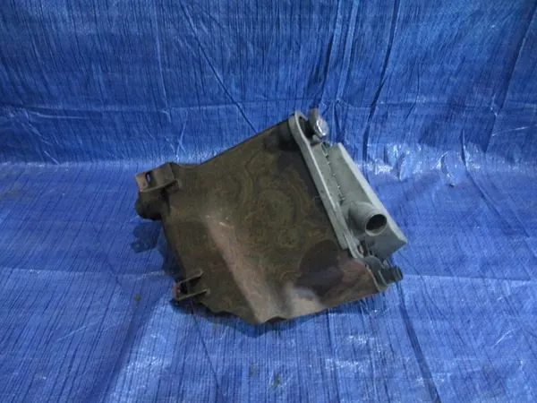 Carcaça separador de óleo Audi usado OEM 4F0115099A image 2