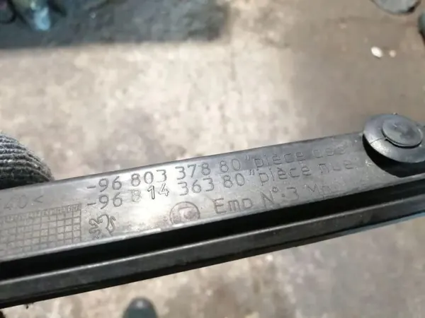 OEM 9680337880 Brazo limpiaparabrisas delantero Peugeot 308 SW image 3