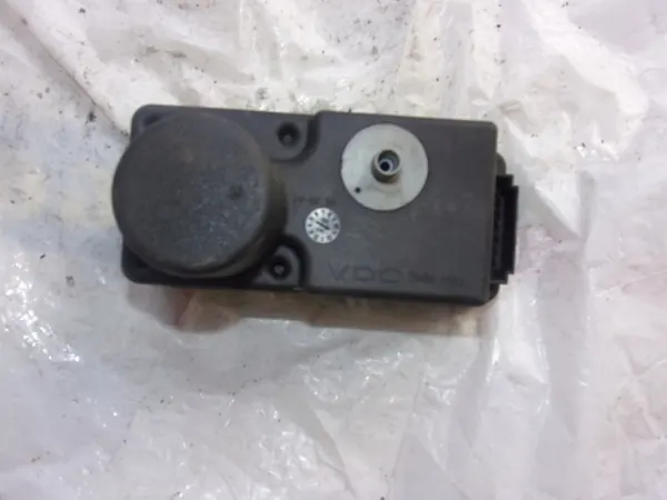 Central Locking Pump OEM 12306004 for VW Golf III image 2