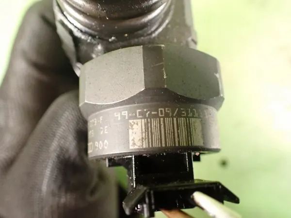 Inyector de combustible OEM 038130073F para VW Passat B5 image 3