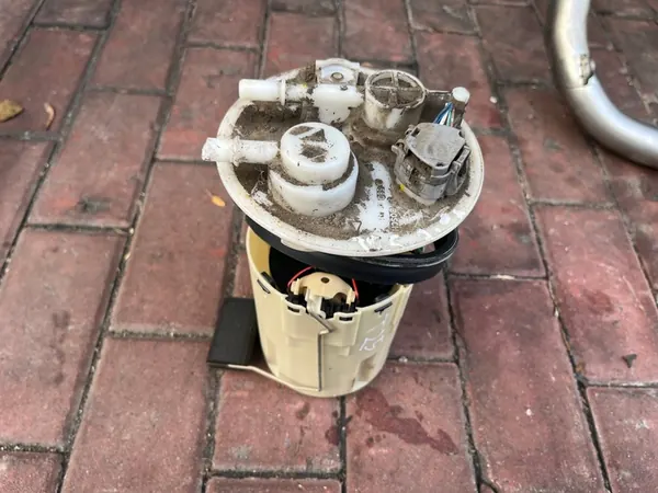 Polttoainepumppu Toyota Avensis T25 2.0 VVTI 058030F001 image 2