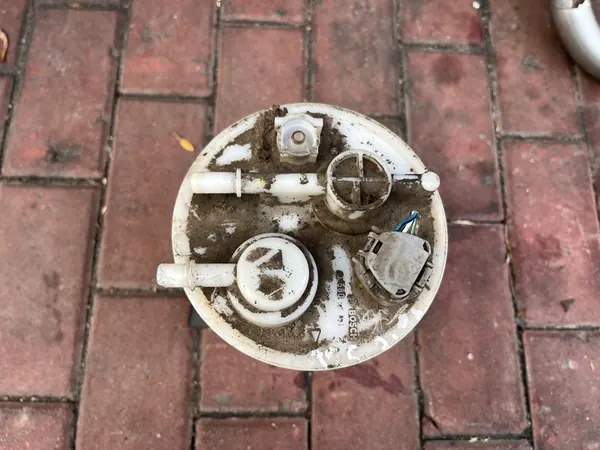 Polttoainepumppu Toyota Avensis T25 2.0 VVTI 058030F001 image 3