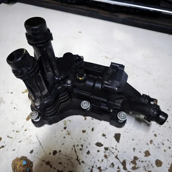 Boîtier thermostat Skoda Superb OEM 05L121111Q image 2