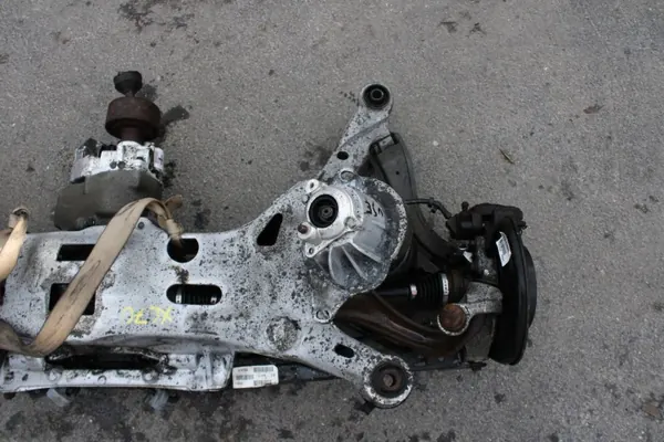 Viga suspensão traseira XC70 - Peça OEM image 8