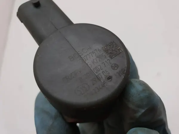 Volvo S60 I V70 II 2.4 D5 Sensor de Combustível 0281002712 image 4