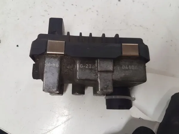 Actuador Turbo Mercedes OEM 6NW008412 - Usado image 7