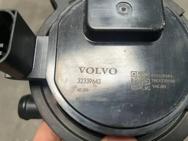 Volvo C40 vattenpump OEM 32339643 - Begagnad image 3