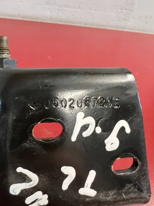 Chrysler Town & Country 2013 Suporte da porta deslizante 05020672AE image 3