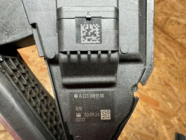Pédale d'accélérateur Mercedes-Benz OEM A2233000100 image 9