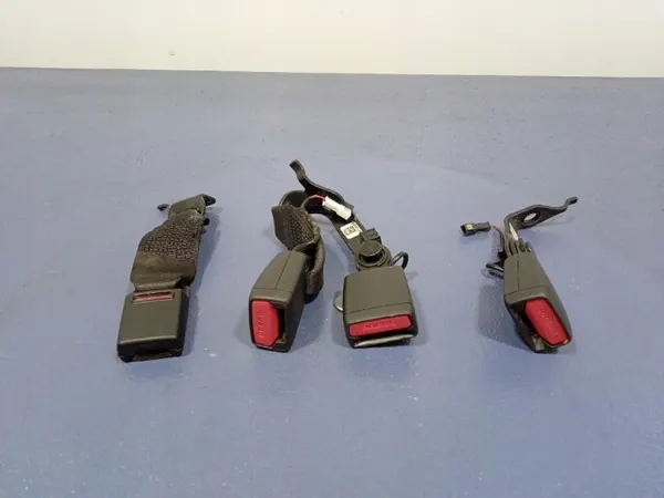 BMW G20 Baksätes Bältesspänne Set OEM 7442031 image 2