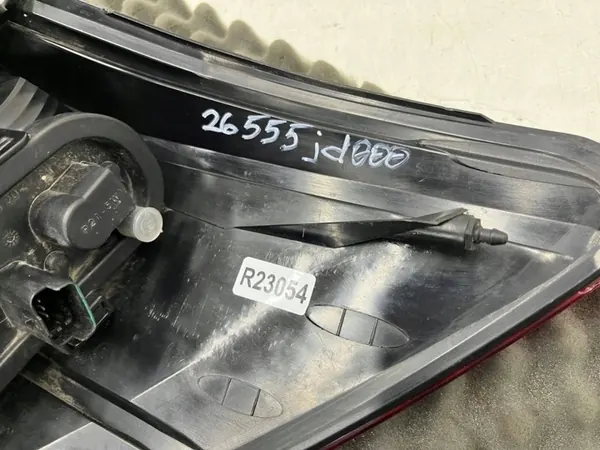 Lámpara trasera izquierda Nissan Qashqai J10 26555JD000 image 9