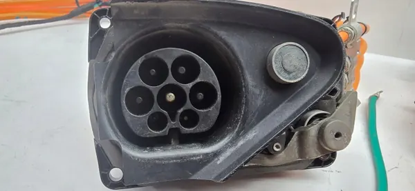 Tesla OEM 1022620-66-F Type 2 laadstopcontact image 4
