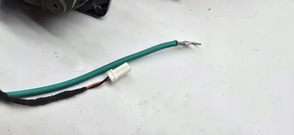 Tesla OEM 1022620-66-F Type 2 laadstopcontact image 6