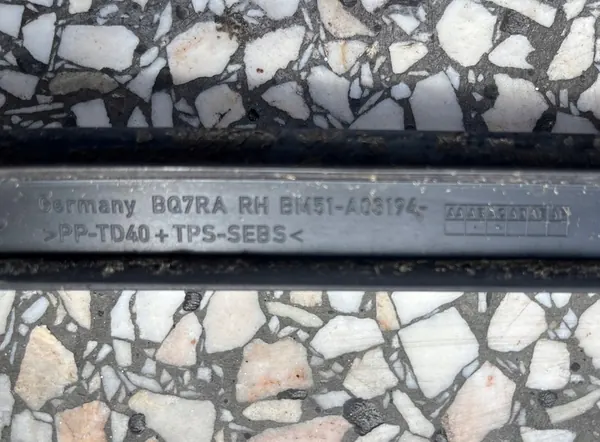 Ford OE BM51-A03194-AD etuikkunan lista image 3