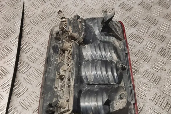 Luz trasera de portón VW CADDY III VARIANT 2K5945257A image 3