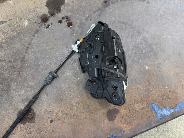 Fram höger dörrlås Audi A1 Seat Ibiza Skoda Fabia Superb VW image 2