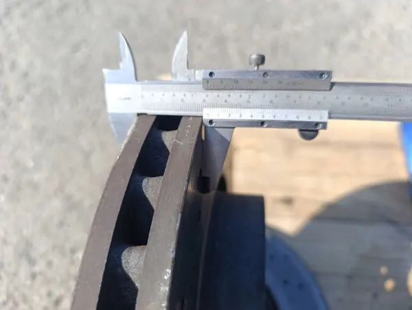 Satz Bremscheiben & Bremszangen Vorne OEM 16156129130 image 8