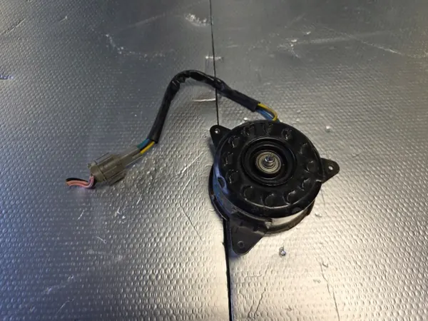 Radiatorventilatormotor Suzuki OE OEM 17100-68P00 image 2