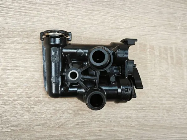 Thermostatgehäuse OEM 8678822 für BMW 840i image 3