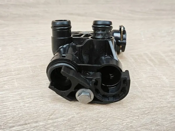 Thermostatgehäuse OEM 8678822 für BMW 840i image 4