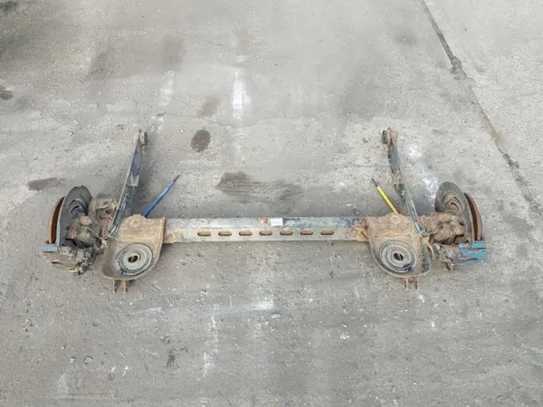 Viga do eixo traseiro OEM 8200267979 Renault Trafic II image 2