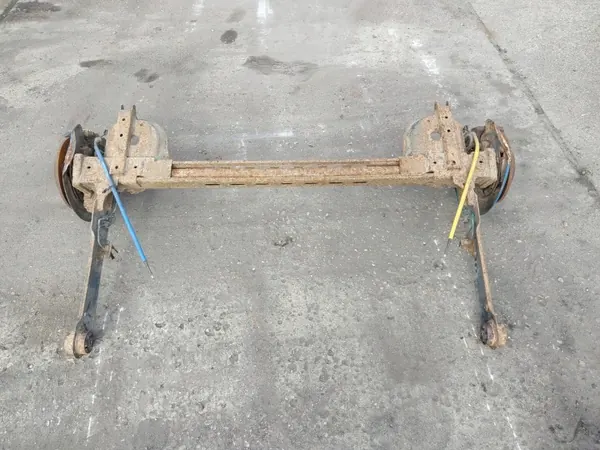 Viga do eixo traseiro OEM 8200267979 Renault Trafic II image 3