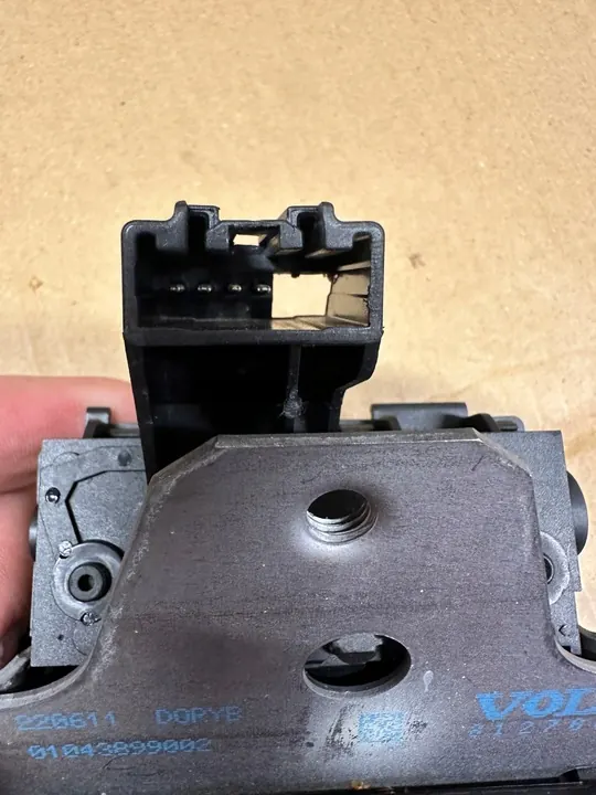 VOLVO S40 II V50 Kombi Baklucka Lås 31335047 image 3