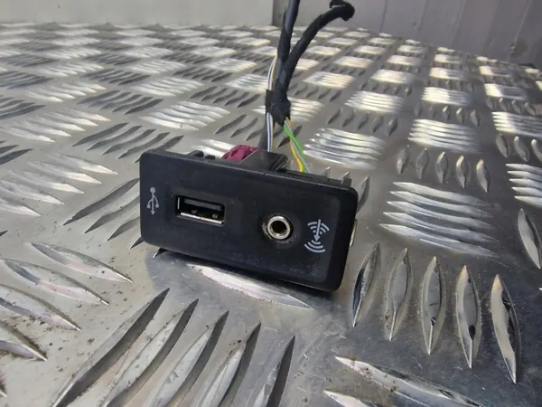Enchufe USB OEM 5G0035222F para VW Passat B8 image 3