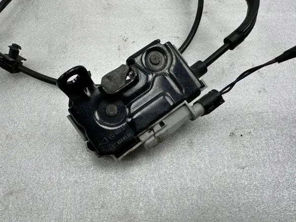 Fecho do Capô Mercedes OEM 2048704458 - Usado image 3