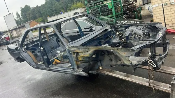 Carrocería Mercedes-Benz S-Class W126 OEM 272047 Usado image 2