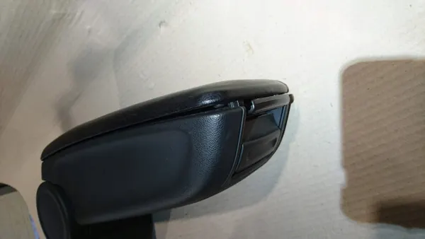 Apoio de braço central dianteiro em couro OEM Audi A1 8X image 4