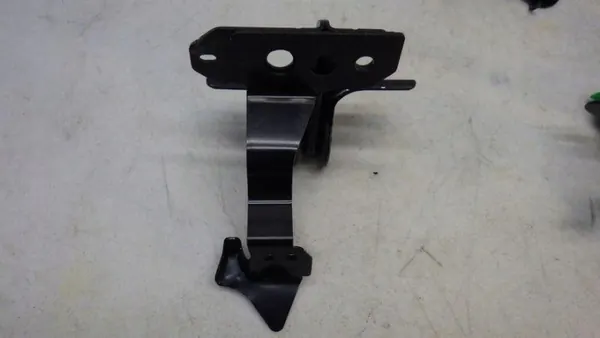 Mazda 3 IV BP Kombi baksätesfäste OEM image 8