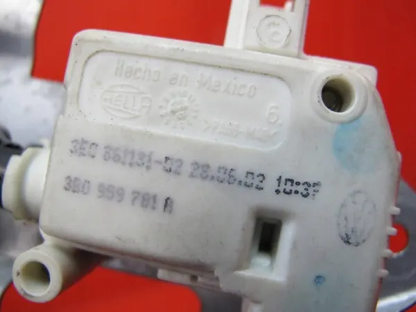 VW New Beetle Bagagelåsaktuator 3B0959781A image 3