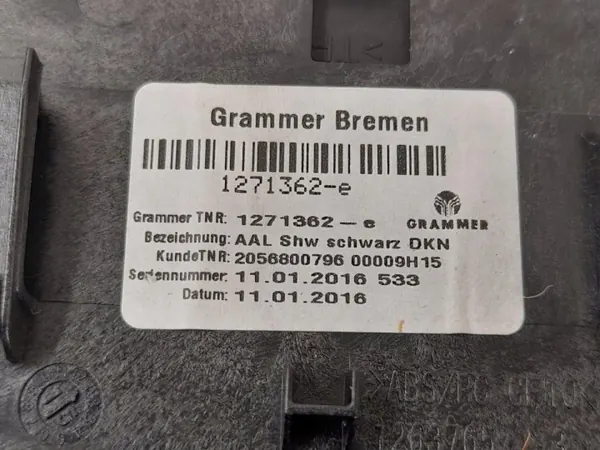 Etukonsolin käsinoja Mercedes C AMG OEM A2056801205 image 10