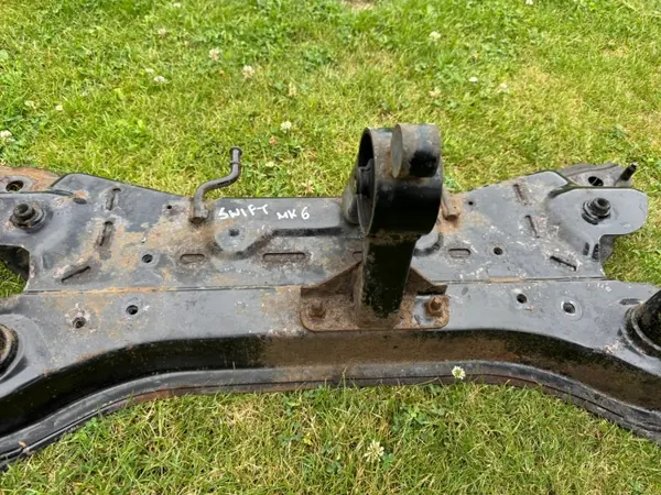 Travesaño suspensión delantera Suzuki Swift IV OEM image 3