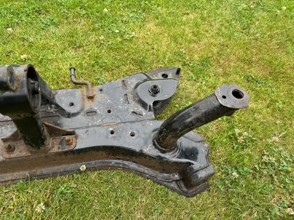 Travesaño suspensión delantera Suzuki Swift IV OEM image 4