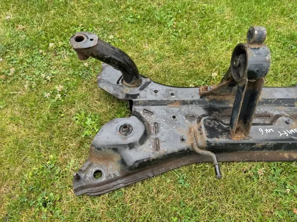 Travesaño suspensión delantera Suzuki Swift IV OEM image 5
